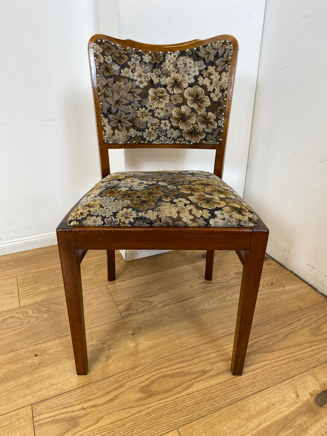Set aus 4 eleganten und stabilen 50er Jahre Stühle mit floralem Originalbezug I 4er Esszimmerstühle Holzstühle Küchenstühle Dining Chairs Blumen Mid-Century Vintage 60er I