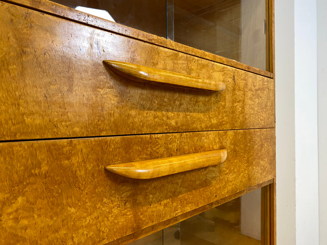 Stilvolle 50er Jahre Vitrine aus vollem Holz in Maserbirke mit Schubladen