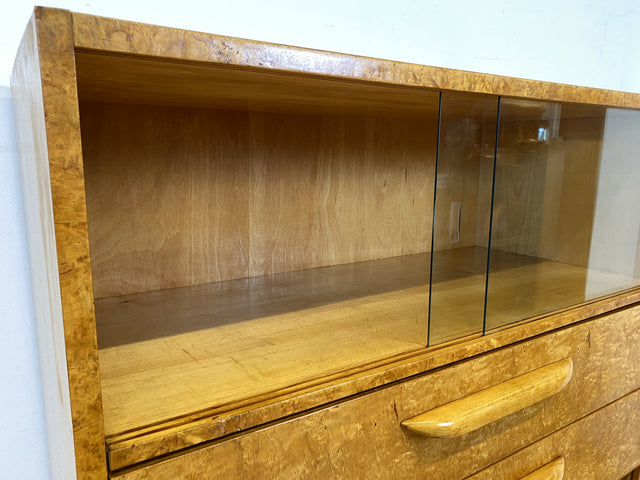 Stilvolle 50er Jahre Vitrine aus vollem Holz in Maserbirke mit Schubladen