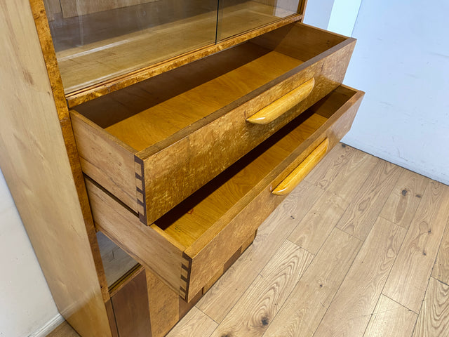 Stilvolle 50er Jahre Vitrine aus vollem Holz in Maserbirke mit Schubladen