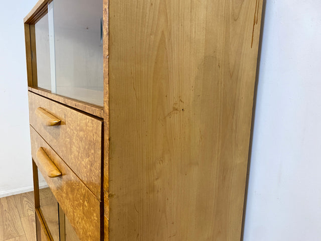 Stilvolle 50er Jahre Vitrine aus vollem Holz in Maserbirke mit Schubladen