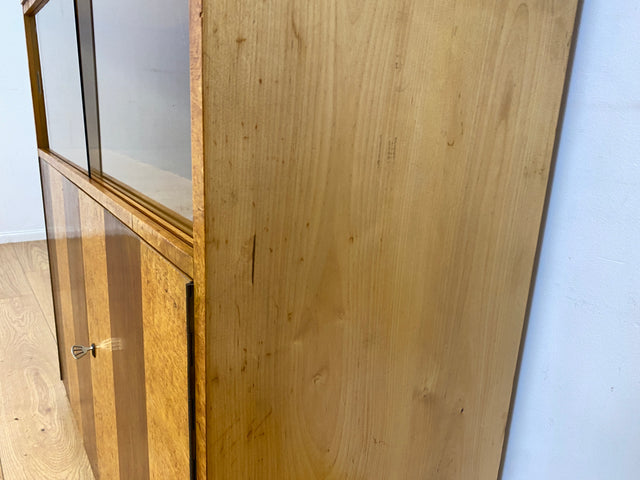 Stilvolle 50er Jahre Vitrine aus vollem Holz in Maserbirke mit Schubladen