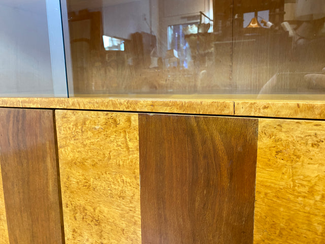 Stilvolle 50er Jahre Vitrine aus vollem Holz in Maserbirke mit Schubladen