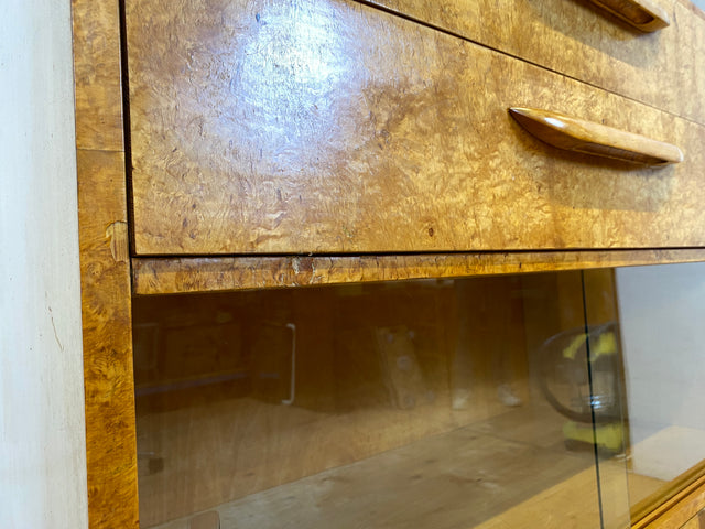 Stilvolle 50er Jahre Vitrine aus vollem Holz in Maserbirke mit Schubladen
