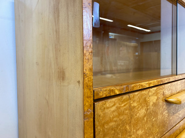 Stilvolle 50er Jahre Vitrine aus vollem Holz in Maserbirke mit Schubladen