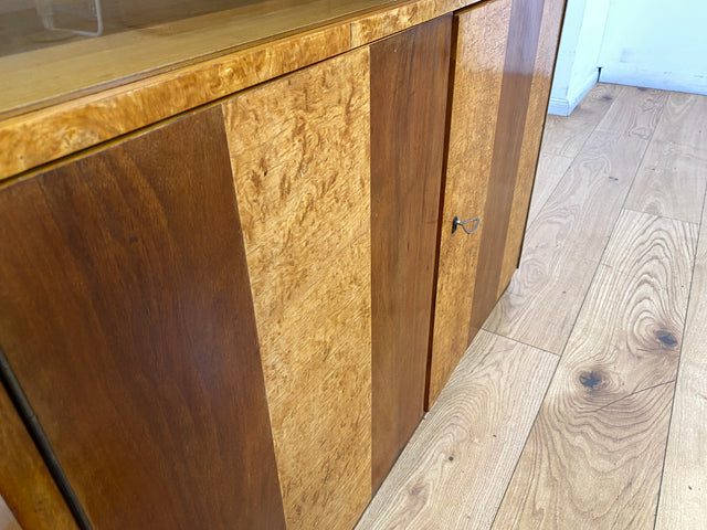 Schöne 50er Jahre Vitrine aus vollem Holz in Maserbirke I Schrank Glasvitrine Wohnzimmerschrank Highboard Bücherschrank Geschirrschrank Vintage Mid-Century 60er I
