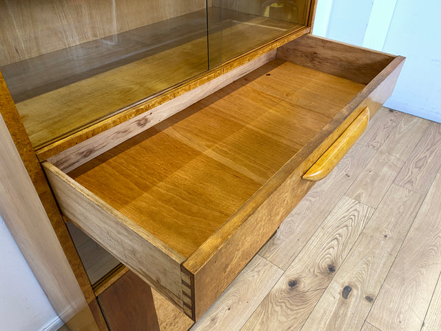 Schöne 50er Jahre Vitrine aus vollem Holz in Maserbirke I Schrank Glasvitrine Wohnzimmerschrank Highboard Bücherschrank Geschirrschrank Vintage Mid-Century 60er I