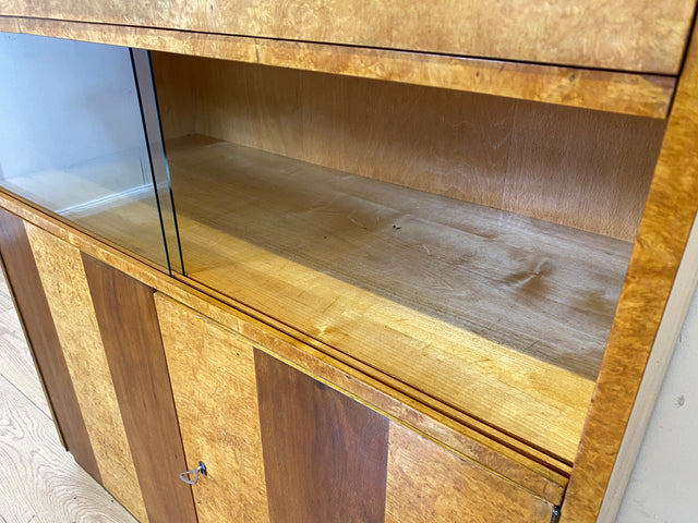 Schöne 50er Jahre Vitrine aus vollem Holz in Maserbirke I Schrank Glasvitrine Wohnzimmerschrank Highboard Bücherschrank Geschirrschrank Vintage Mid-Century 60er I