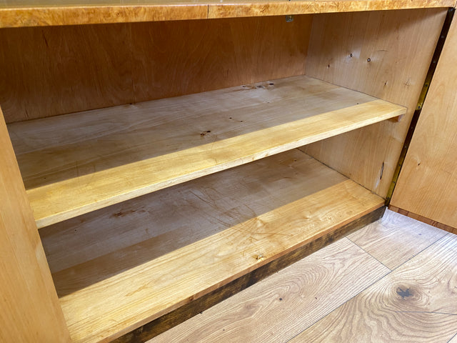 Schöne 50er Jahre Vitrine aus vollem Holz in Maserbirke I Schrank Glasvitrine Wohnzimmerschrank Highboard Bücherschrank Geschirrschrank Vintage Mid-Century 60er I