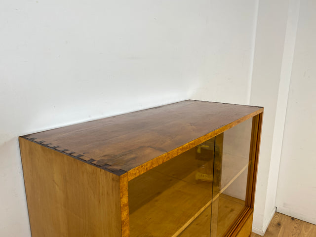 Schöne 50er Jahre Vitrine aus vollem Holz in Maserbirke I Schrank Glasvitrine Wohnzimmerschrank Highboard Bücherschrank Geschirrschrank Vintage Mid-Century 60er I