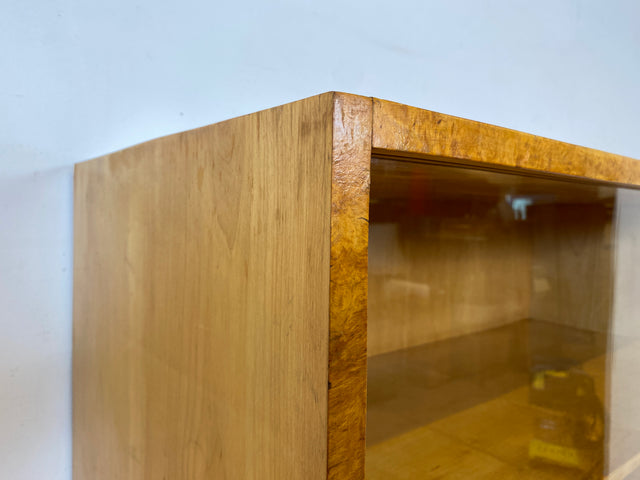 Schöne 50er Jahre Vitrine aus vollem Holz in Maserbirke I Schrank Glasvitrine Wohnzimmerschrank Highboard Bücherschrank Geschirrschrank Vintage Mid-Century 60er I