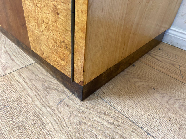 Schöne 50er Jahre Vitrine aus vollem Holz in Maserbirke I Schrank Glasvitrine Wohnzimmerschrank Highboard Bücherschrank Geschirrschrank Vintage Mid-Century 60er I