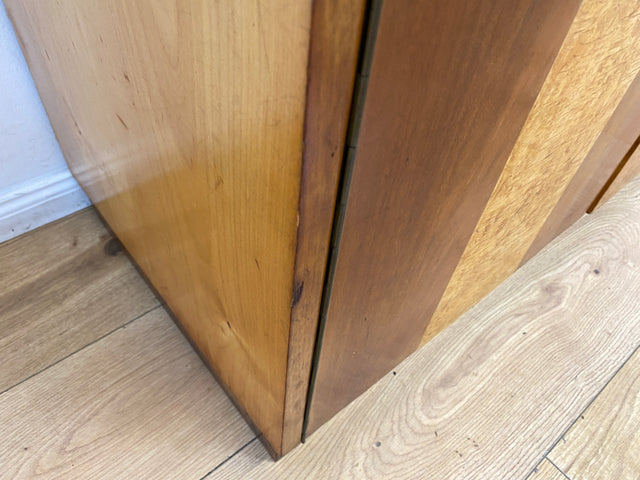 Schöne 50er Jahre Vitrine aus vollem Holz in Maserbirke I Schrank Glasvitrine Wohnzimmerschrank Highboard Bücherschrank Geschirrschrank Vintage Mid-Century 60er I