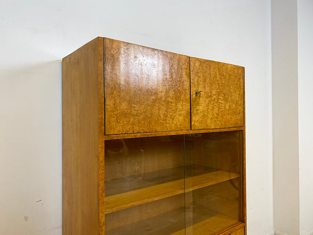 Stilvolle 50er Jahre Vitrine aus vollem Holz in Maserbirke