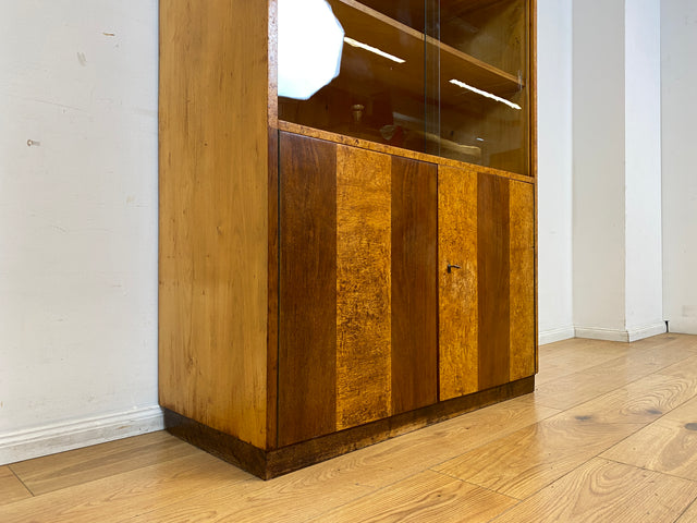 Stilvolle 50er Jahre Vitrine aus vollem Holz in Maserbirke