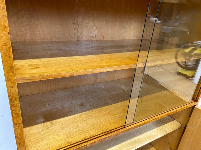 Stilvolle 50er Jahre Vitrine aus vollem Holz in Maserbirke