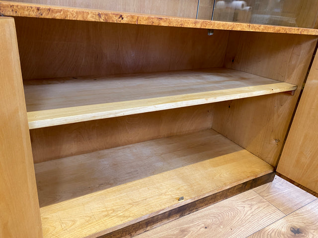 Stilvolle 50er Jahre Vitrine aus vollem Holz in Maserbirke