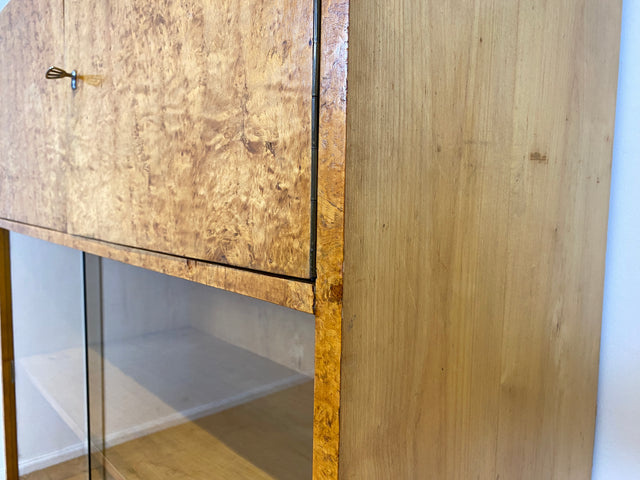 Stilvolle 50er Jahre Vitrine aus vollem Holz in Maserbirke