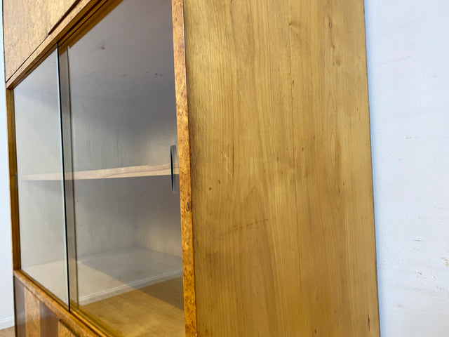 Stilvolle 50er Jahre Vitrine aus vollem Holz in Maserbirke