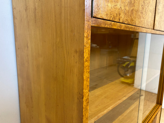 Stilvolle 50er Jahre Vitrine aus vollem Holz in Maserbirke