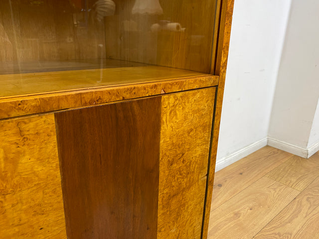 Stilvolle 50er Jahre Vitrine aus vollem Holz in Maserbirke