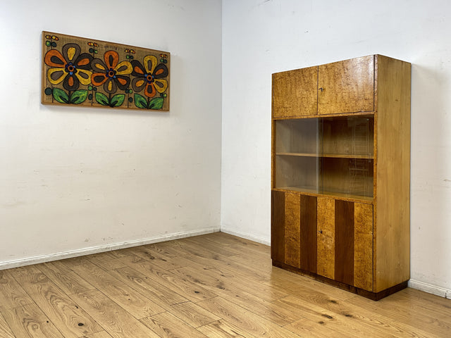 Stilvolle 50er Jahre Vitrine aus vollem Holz in Maserbirke