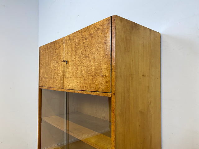 Stilvolle 50er Jahre Vitrine aus vollem Holz in Maserbirke