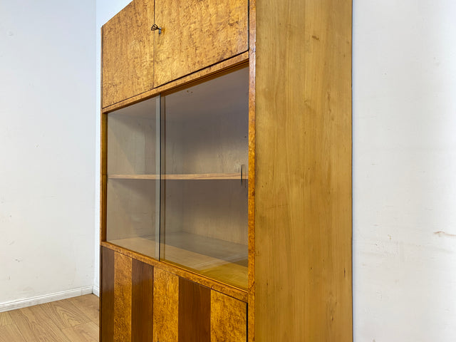 Stilvolle 50er Jahre Vitrine aus vollem Holz in Maserbirke
