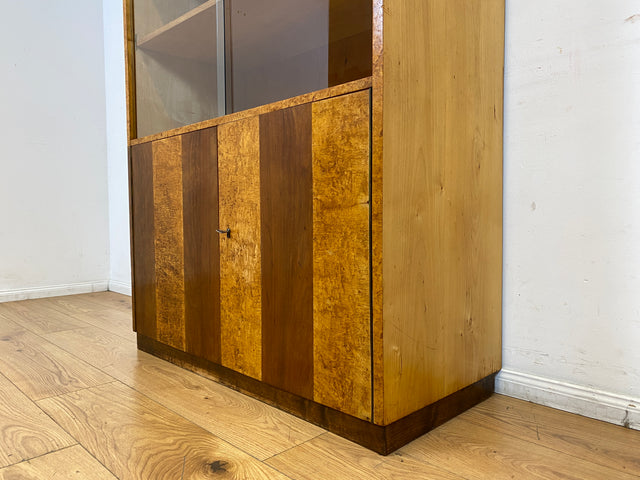 Stilvolle 50er Jahre Vitrine aus vollem Holz in Maserbirke
