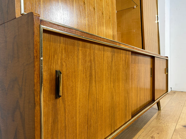 Hochwertiger 50er Jahre Wohnzimmerschrank aus vollem Holz in Nussbaum mit Schiebetüren I Highboard Bücherschrank Büchervitrine Sideboard Schrank Vintage Retro 60er I