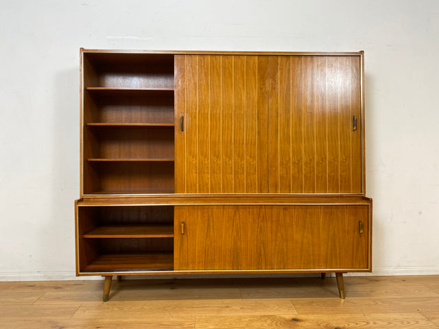 Hochwertiger 50er Jahre Wohnzimmerschrank aus vollem Holz in Nussbaum mit Schiebetüren I Highboard Bücherschrank Büchervitrine Sideboard Schrank Vintage Retro 60er I