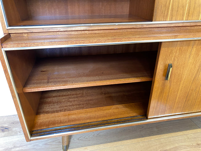 Hochwertiger 50er Jahre Wohnzimmerschrank aus vollem Holz in Nussbaum mit Schiebetüren I Highboard Bücherschrank Büchervitrine Sideboard Schrank Vintage Retro 60er I