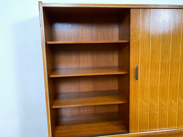 Hochwertiger 50er Jahre Wohnzimmerschrank aus vollem Holz in Nussbaum mit Schiebetüren I Highboard Bücherschrank Büchervitrine Sideboard Schrank Vintage Retro 60er I