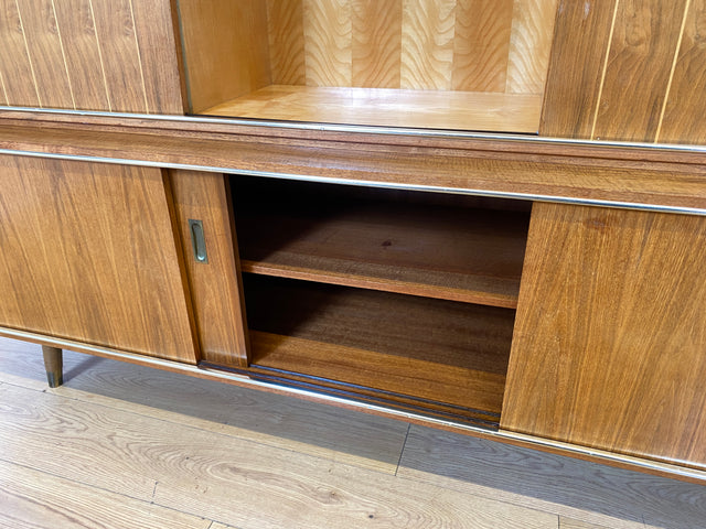Hochwertiger 50er Jahre Wohnzimmerschrank aus vollem Holz in Nussbaum mit Schiebetüren I Highboard Bücherschrank Büchervitrine Sideboard Schrank Vintage Retro 60er I