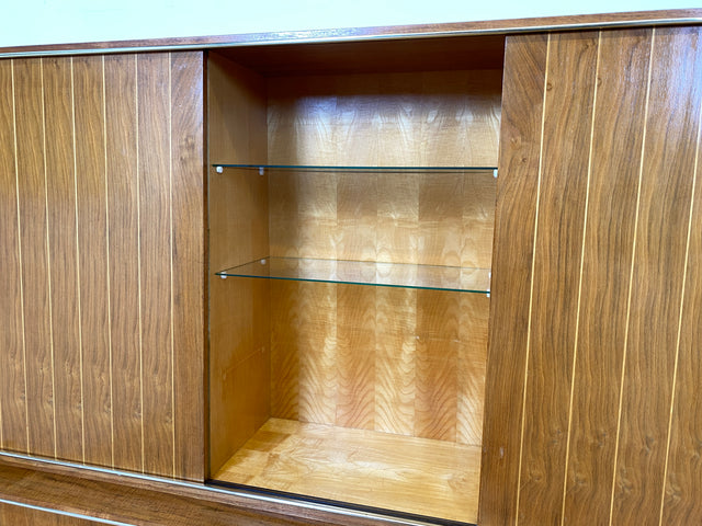 Hochwertiger 50er Jahre Wohnzimmerschrank aus vollem Holz in Nussbaum mit Schiebetüren I Highboard Bücherschrank Büchervitrine Sideboard Schrank Vintage Retro 60er I