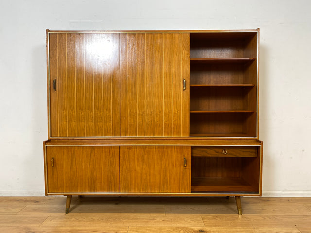 Hochwertiger 50er Jahre Wohnzimmerschrank aus vollem Holz in Nussbaum mit Schiebetüren I Highboard Bücherschrank Büchervitrine Sideboard Schrank Vintage Retro 60er I