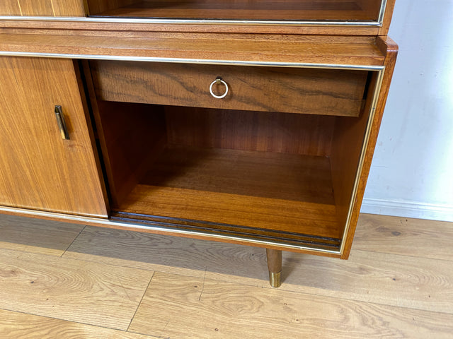 Hochwertiger 50er Jahre Wohnzimmerschrank aus vollem Holz in Nussbaum mit Schiebetüren I Highboard Bücherschrank Büchervitrine Sideboard Schrank Vintage Retro 60er I