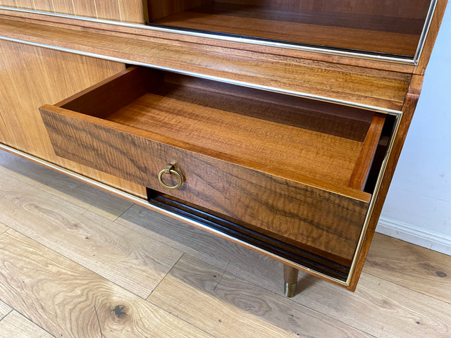 Hochwertiger 50er Jahre Wohnzimmerschrank aus vollem Holz in Nussbaum mit Schiebetüren I Highboard Bücherschrank Büchervitrine Sideboard Schrank Vintage Retro 60er I