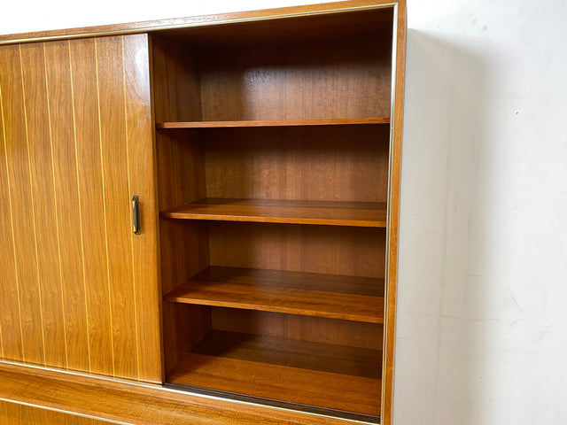 Hochwertiger 50er Jahre Wohnzimmerschrank aus vollem Holz in Nussbaum mit Schiebetüren I Highboard Bücherschrank Büchervitrine Sideboard Schrank Vintage Retro 60er I