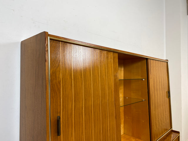 Hochwertiger 50er Jahre Wohnzimmerschrank aus vollem Holz in Nussbaum mit Schiebetüren I Highboard Bücherschrank Büchervitrine Sideboard Schrank Vintage Retro 60er I