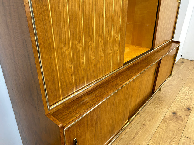 Hochwertiger 50er Jahre Wohnzimmerschrank aus vollem Holz in Nussbaum mit Schiebetüren I Highboard Bücherschrank Büchervitrine Sideboard Schrank Vintage Retro 60er I