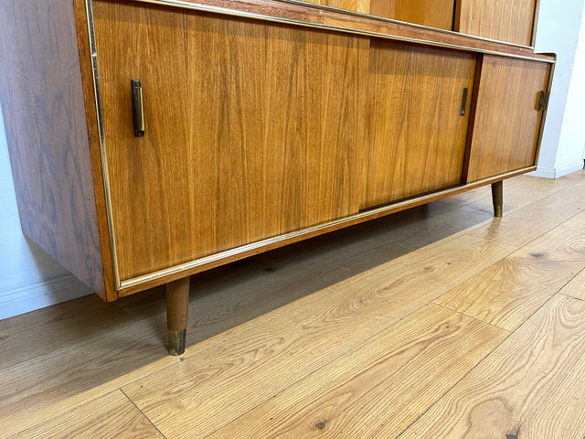 Hochwertiger 50er Jahre Wohnzimmerschrank aus vollem Holz in Nussbaum mit Schiebetüren I Highboard Bücherschrank Büchervitrine Sideboard Schrank Vintage Retro 60er I