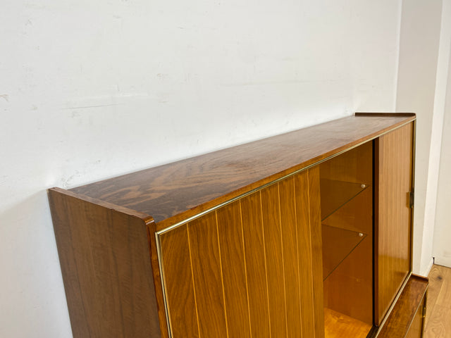 Hochwertiger 50er Jahre Wohnzimmerschrank aus vollem Holz in Nussbaum mit Schiebetüren I Highboard Bücherschrank Büchervitrine Sideboard Schrank Vintage Retro 60er I