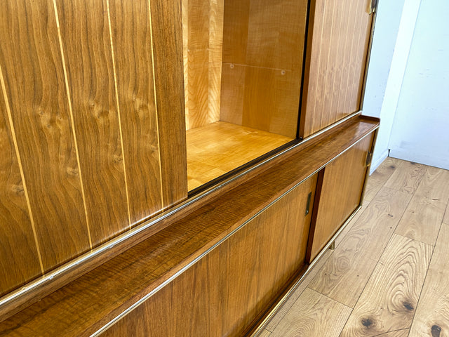 Hochwertiger 50er Jahre Wohnzimmerschrank aus vollem Holz in Nussbaum mit Schiebetüren I Highboard Bücherschrank Büchervitrine Sideboard Schrank Vintage Retro 60er I