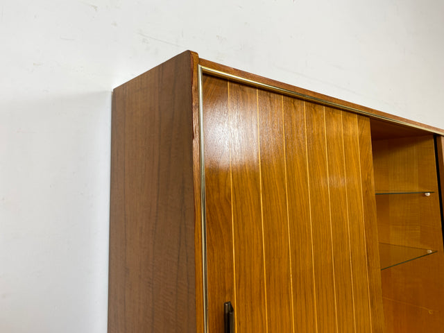 Hochwertiger 50er Jahre Wohnzimmerschrank aus vollem Holz in Nussbaum mit Schiebetüren I Highboard Bücherschrank Büchervitrine Sideboard Schrank Vintage Retro 60er I