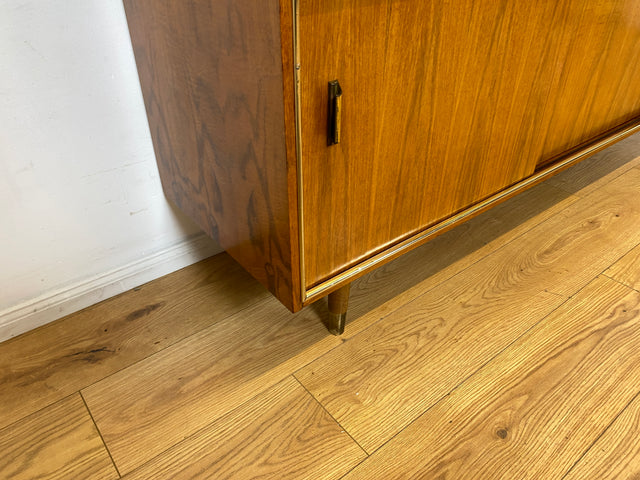 Hochwertiger 50er Jahre Wohnzimmerschrank aus vollem Holz in Nussbaum mit Schiebetüren I Highboard Bücherschrank Büchervitrine Sideboard Schrank Vintage Retro 60er I