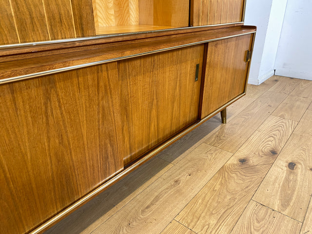 Hochwertiger 50er Jahre Wohnzimmerschrank aus vollem Holz in Nussbaum mit Schiebetüren I Highboard Bücherschrank Büchervitrine Sideboard Schrank Vintage Retro 60er I