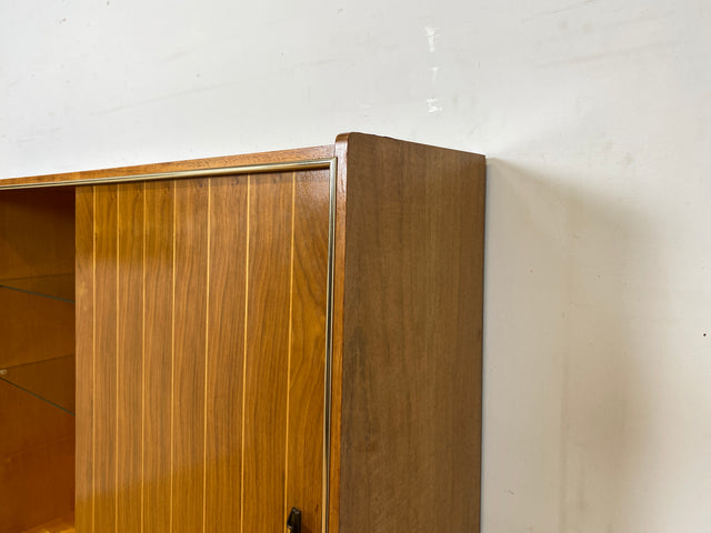 Hochwertiger 50er Jahre Wohnzimmerschrank aus vollem Holz in Nussbaum mit Schiebetüren I Highboard Bücherschrank Büchervitrine Sideboard Schrank Vintage Retro 60er I