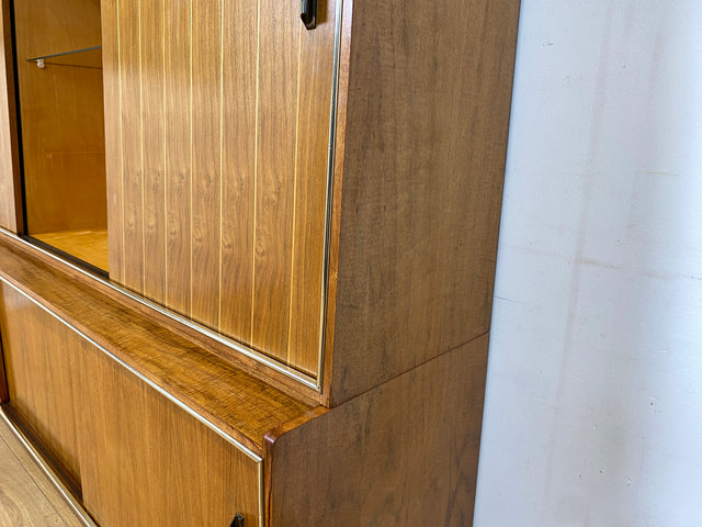 Hochwertiger 50er Jahre Wohnzimmerschrank aus vollem Holz in Nussbaum mit Schiebetüren I Highboard Bücherschrank Büchervitrine Sideboard Schrank Vintage Retro 60er I