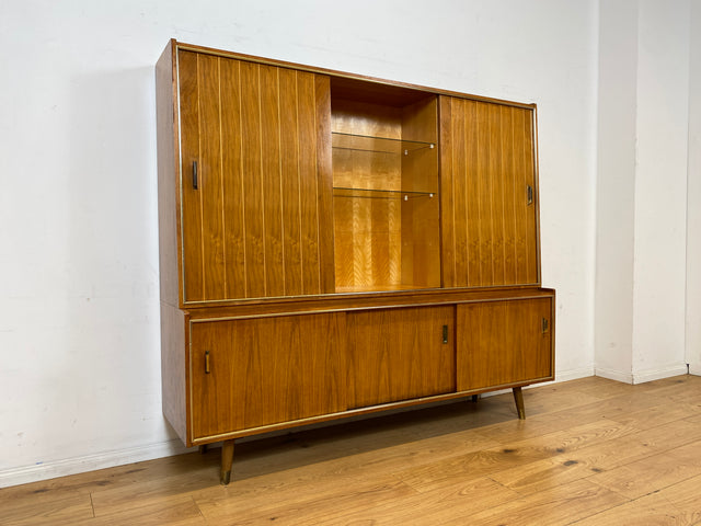 Hochwertiger 50er Jahre Wohnzimmerschrank aus vollem Holz in Nussbaum mit Schiebetüren I Highboard Bücherschrank Büchervitrine Sideboard Schrank Vintage Retro 60er I
